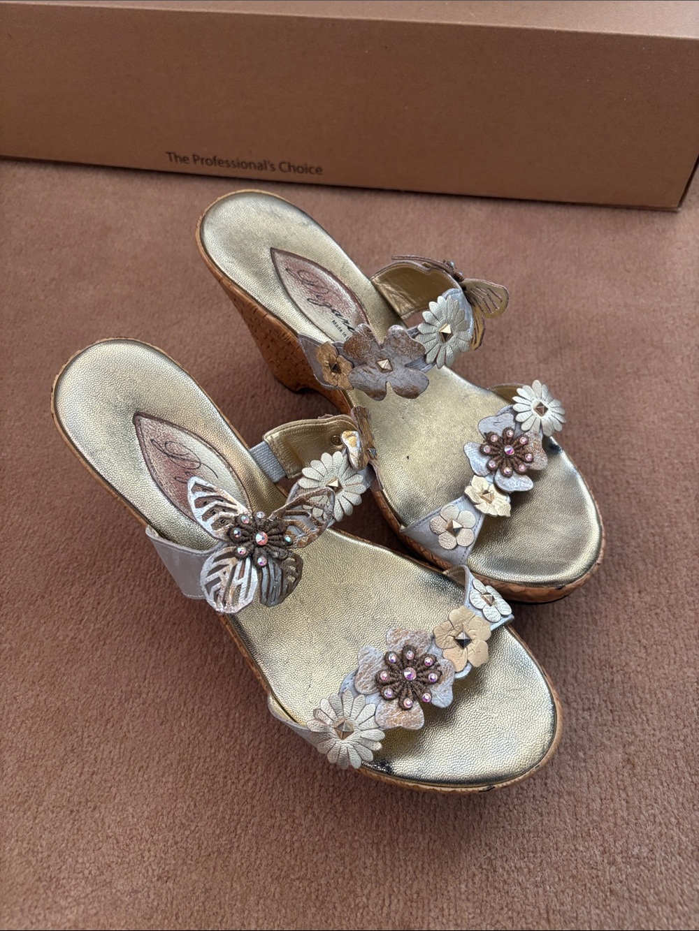 Vintage Dezario Floral Embellished Gold  Wedge Sandals size 39 / US women’s 8